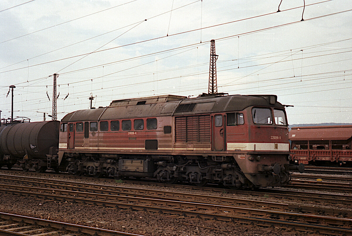 DB 220 098-8 wartet am 10.09.1993 in Naumburg (Saale) Hauptbahnhof auf die Abfahrt nach Zeitz. (Foto: Jörg Berthold)