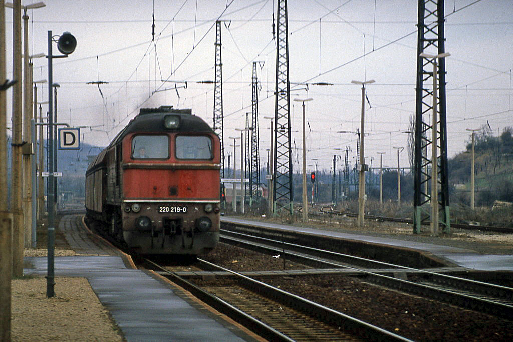 DB 220 219-0 vom Bw Gera mit dem Kohlependel Gag 56579 von Profen nach Jena-G�schwitz, am 13.03.1994 in Naumburg Hbf. (Foto: Roland Reimer)