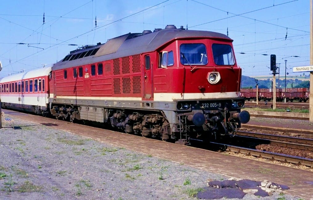 DB 232 005-9 mit dem IC 155  Johann Sebastian Bach  von Frankfurt (M) Hbf nach Leipzig Hbf, im Jahr 1992 bei der Durchfahrt in Naumburg (S) Hbf. (Foto: Pierre Richter)