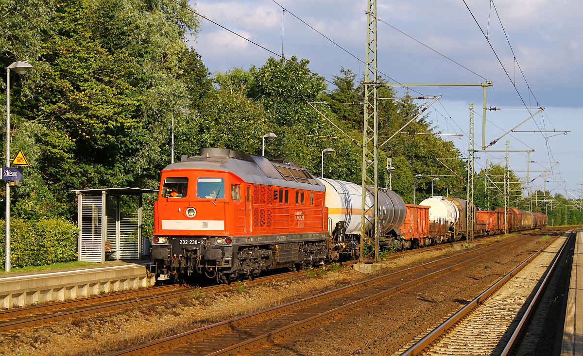 DB 232 230-3(REV/BCS X/07.05.15)mit dem Abend-Umleiter EZ 47416 dieselt hier mit freundlichem Pfiff gemütlich durch Schleswig. 16.07.2015