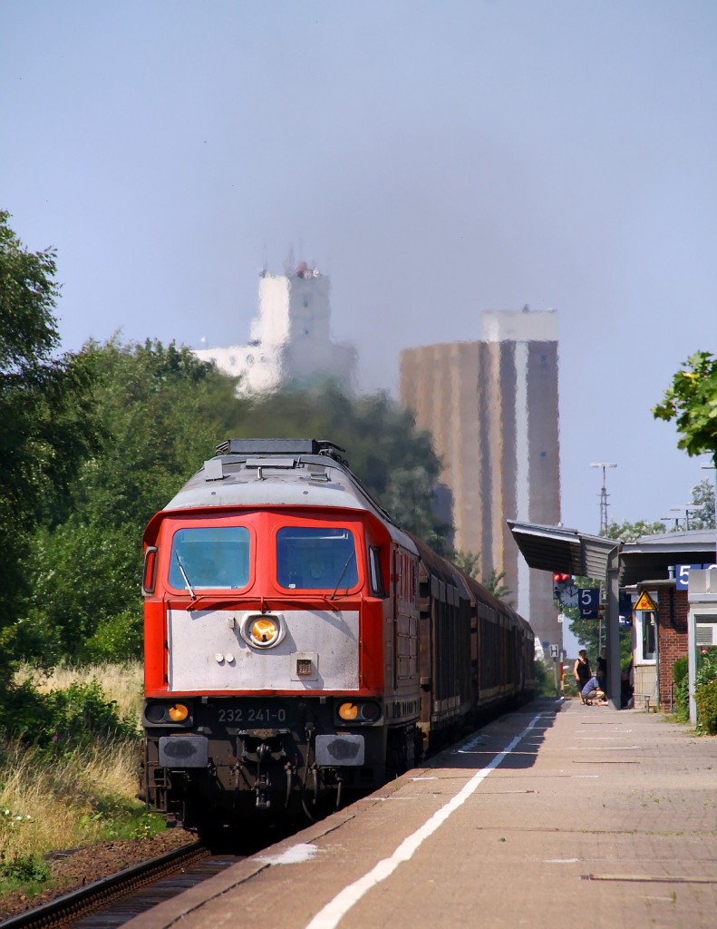 DB 232 241-0 mit Umleiter nach Hamburg bei der Durchfahrt in Husum festgehalten. 19.07.2014
