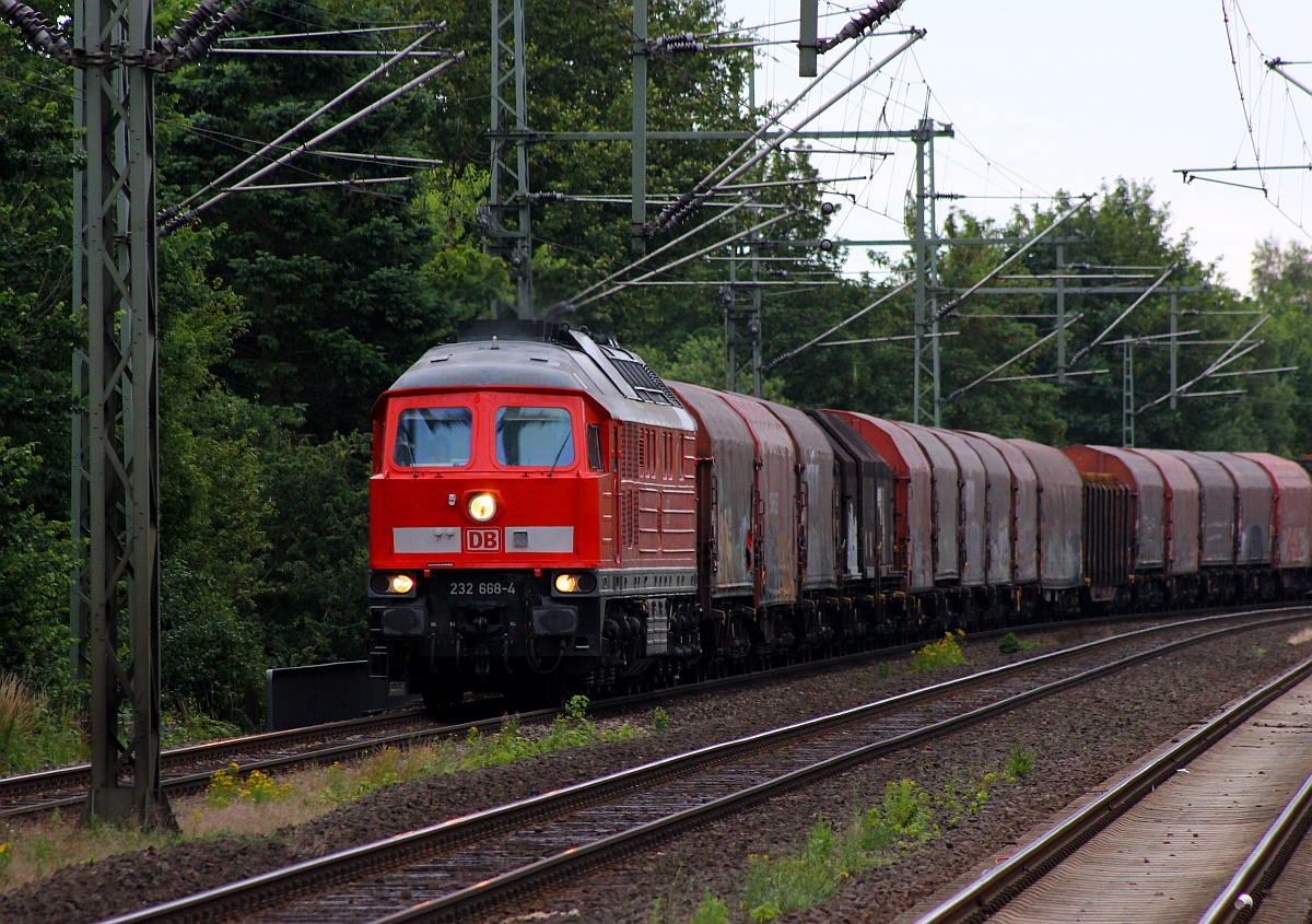 DB 232 668-4 mit EZ 47416 auf dem Weg nach Husum und weiter nach Esbjerg. Schleswig 15.07.2015