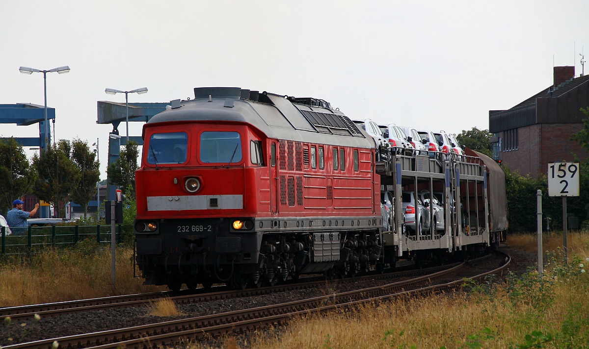 DB 232 669-2 dieselt hier am Stellwerk Husum-Nord vorbei Richtung Niebüll. 01.08.2014