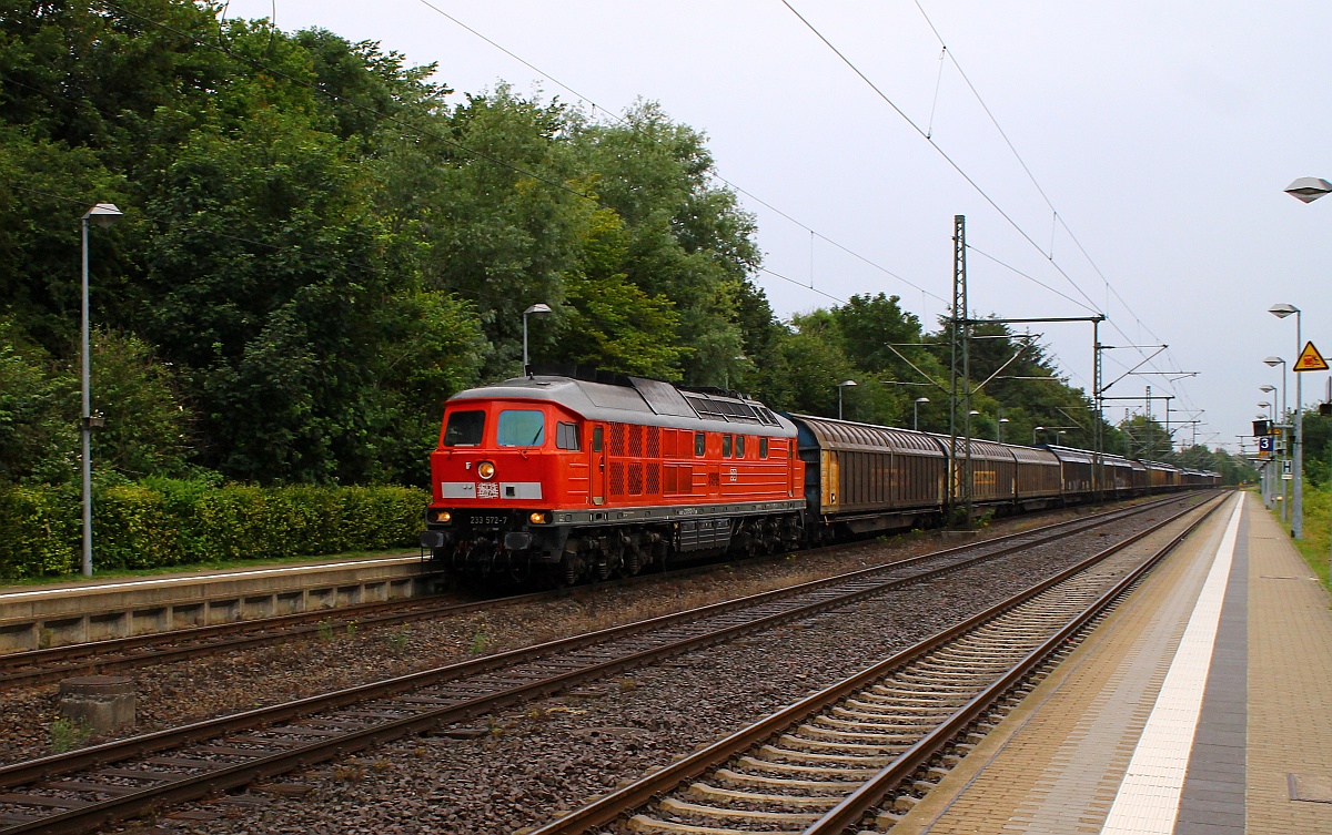DB 233 572-7 mit dem EZ 47420 von Maschen nach Esbjerg/DK, hier bei der Durchfahrt in Schleswig festgehalten. 15.07.2015