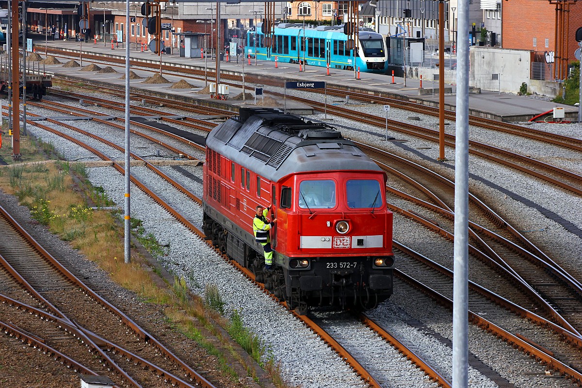 DB 233 572-7 setzte sich kurz nach der Einfahrt des Güterzuges in Bewegung um den von der MZ gebrachten Zug zu übernehmen. Esbjerg 24.07.2015
