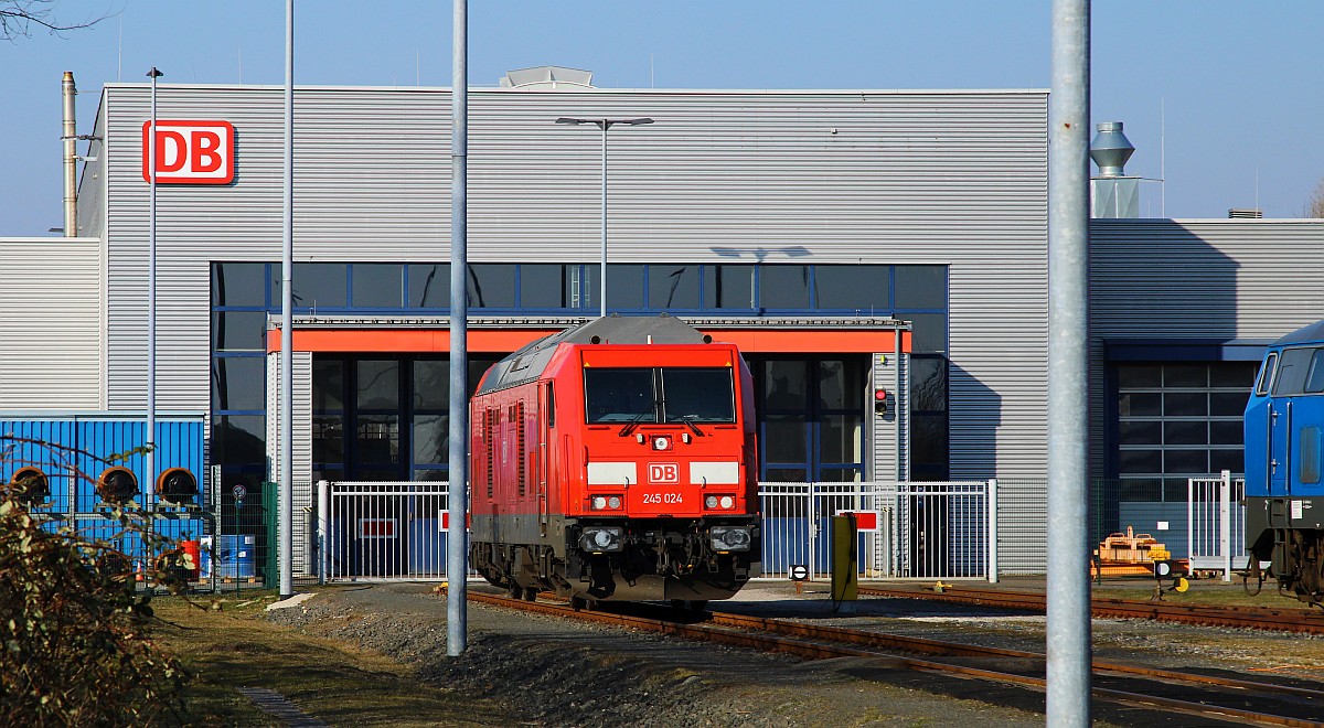 DB 245 004 abgestellt vor dem Bw Niebüll. 20.03.2022