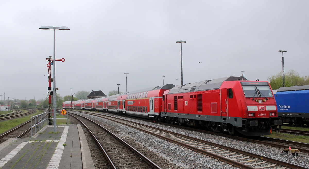 DB 245 004 mit DB Gebrauchtwagenzug gen Hamburg. Niebüll 16.05.2021