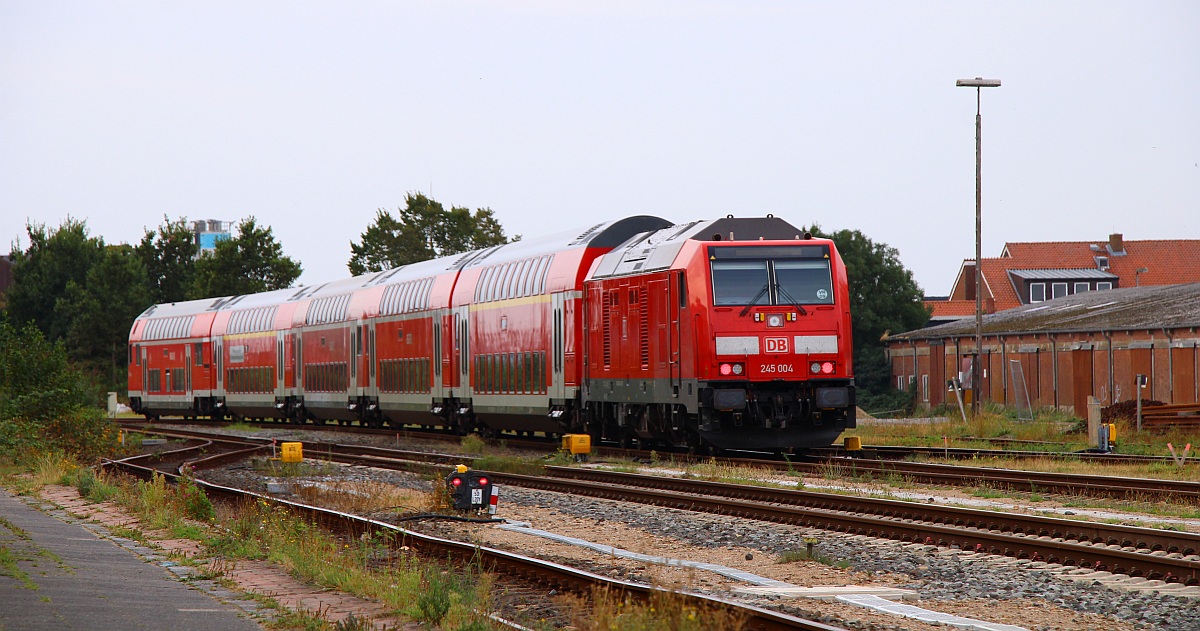 DB 245 004 mit RE 6 nach Hamburg, Husum-Nord 08.09.2022