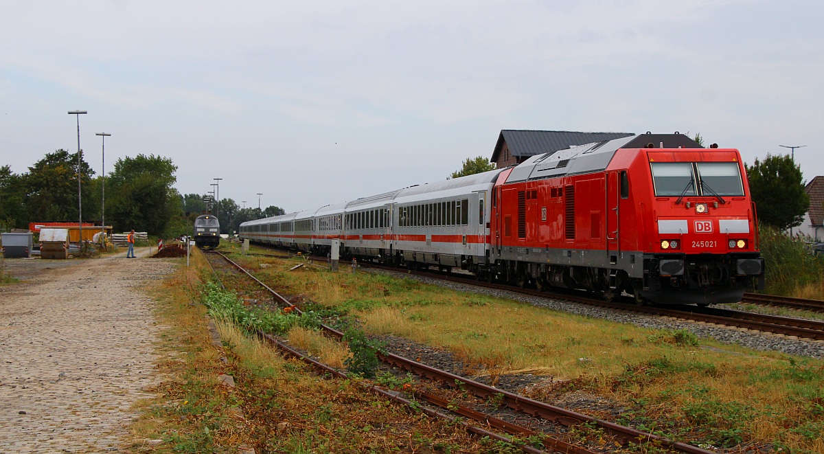 DB 245 021 mit IC 2311 Einfahrt Husum. 08.09.2022