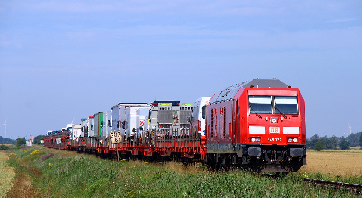 DB 245 022-9, REV/FKR X/09.10.15, Verl/ANB/22.10.22 mit SyltShuttle nach Niebüll. Am Rollwagenzug 13.07.2022