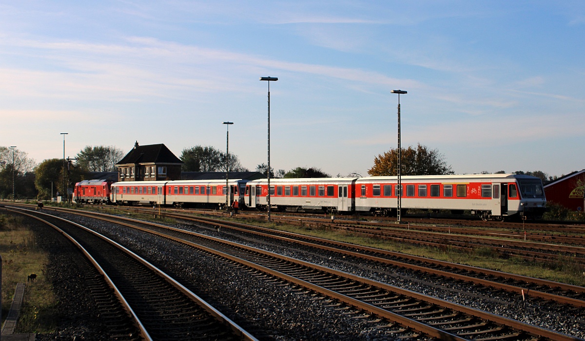 DB 245 022 mit 2 VT 628 auf Rangierfahrt im Gbf Niebüll. 24.10.2021