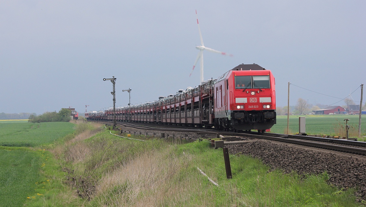 DB 245 023 mit SyltShuttle gen Westerland. Lehnshallig 16.05.2021