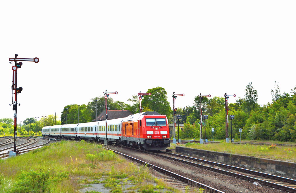 DB 245 025 mit dem IC-Leerpark von Leipzig – Gera Hbf. Wegen Bauarbeiten bei Altenburg erfolgte die �berf�hrung am 17.05.2020 nach Gera nicht via Altenburg, sondern via Zeitz.