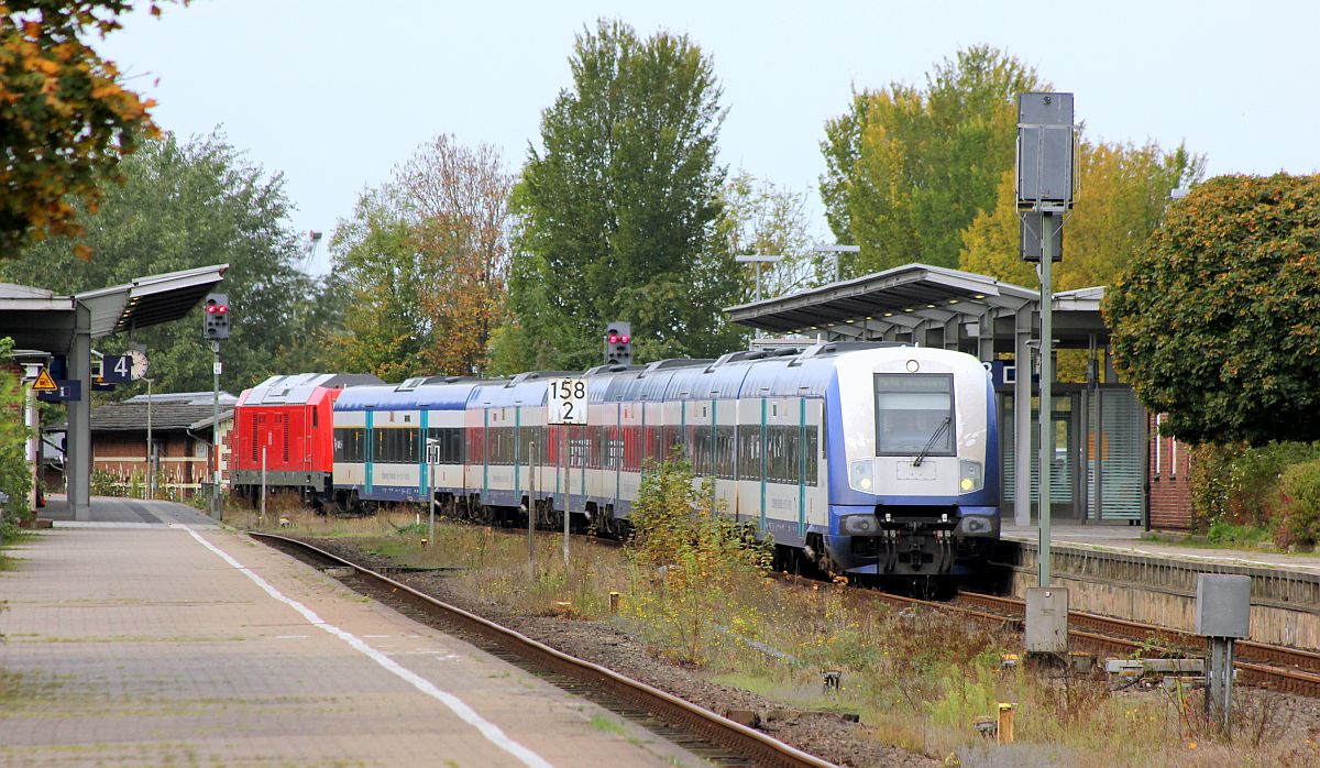 DB 245 025 schiebt hier ihren Zug in das DB Bw in Husum. 14.10.19