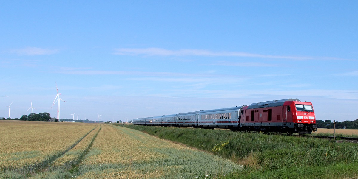 DB 245 027-8 mit dem IC 2311. Am Rollwagenzug 13.07.2022