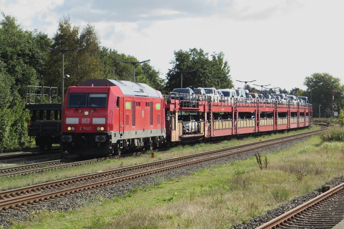 DB 245 027 verlässt Niebüll mit ein Sylt-Shuttle am 20 September 2022.