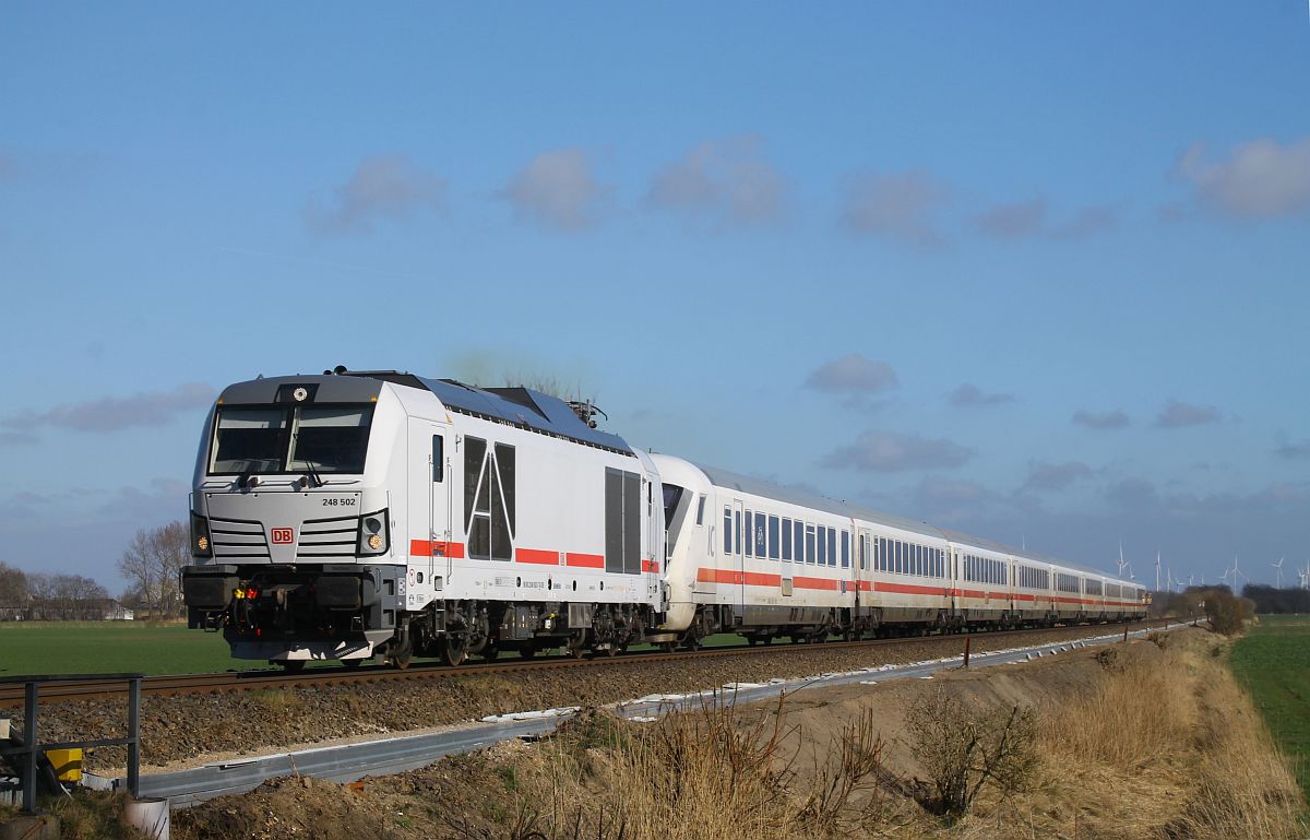 DB 248 502 bespannt am 1.4.2026 den IC 2375 zwischen Itzehoe und Westerland (Sylt), hier aufgenommen am Bü Triangel (hinter Niebüll)
