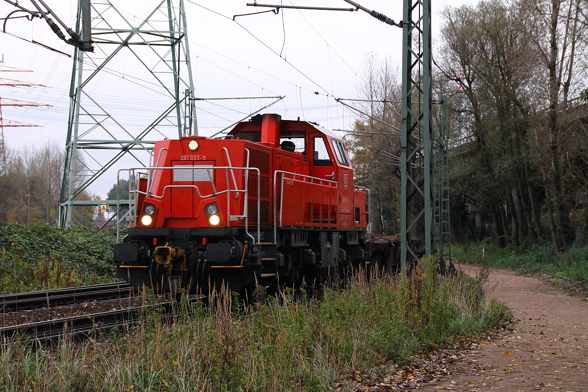 DB 261 033-5 holt hier ein paar Güterwagen aus Waltershof...Hamburg 02.11.2013