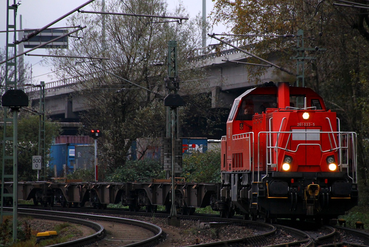 DB 261 033-5 holt sich hier ein paar leere Containertragwagen aus dem Terminal in Dradenau. Hamburg 02.11.2013