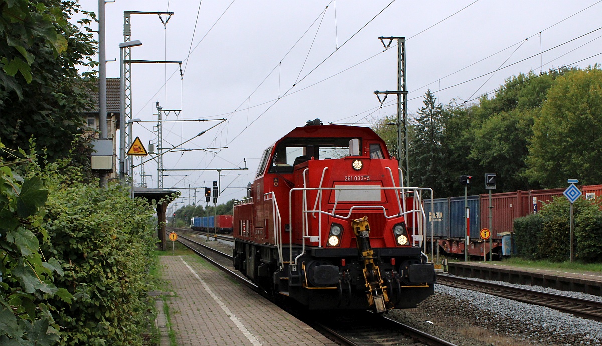 DB 261 033-5 kam solo aus Flensburg nachdem sie dort die Übergabe in Weiche abgestellt hatte.. Jübek 04.10.2021