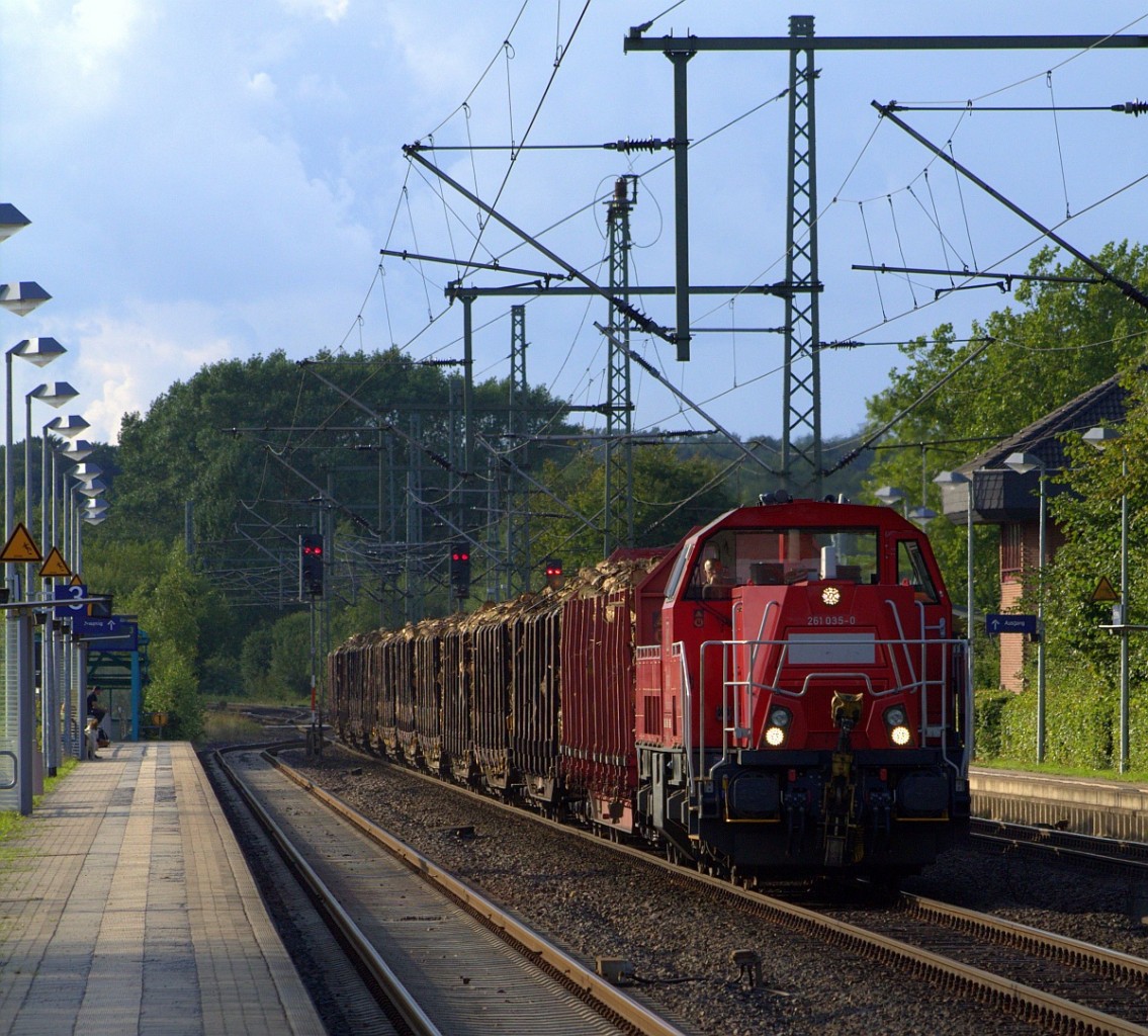 DB 261 035-0 mit der Übergabe aus Flensburg-Weiche kommend ist hier auf der Reise nach Neumünster und dieselt mit ihrem Holzzug gerade durch Schleswig. 20.08.2013