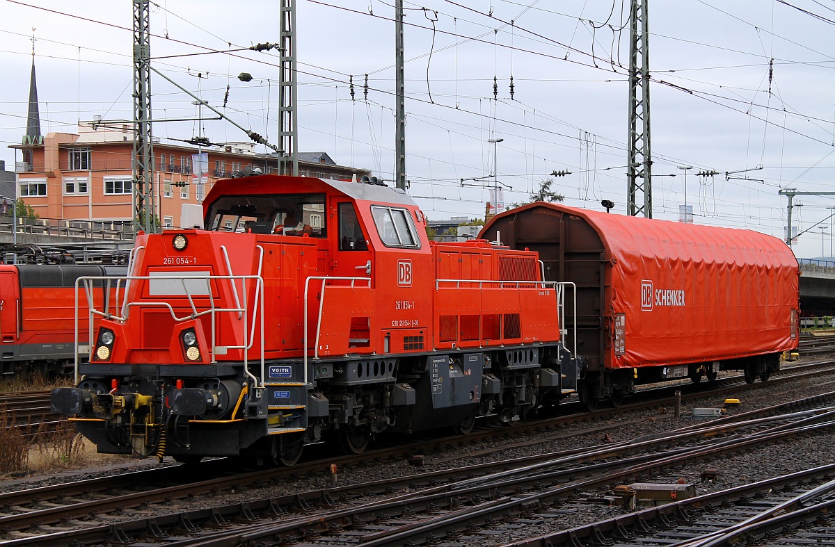 DB 261 054-1 mit riesem Güterzug dieselt durch den Koblenzer Hauptbahnhof. 16.09.2013