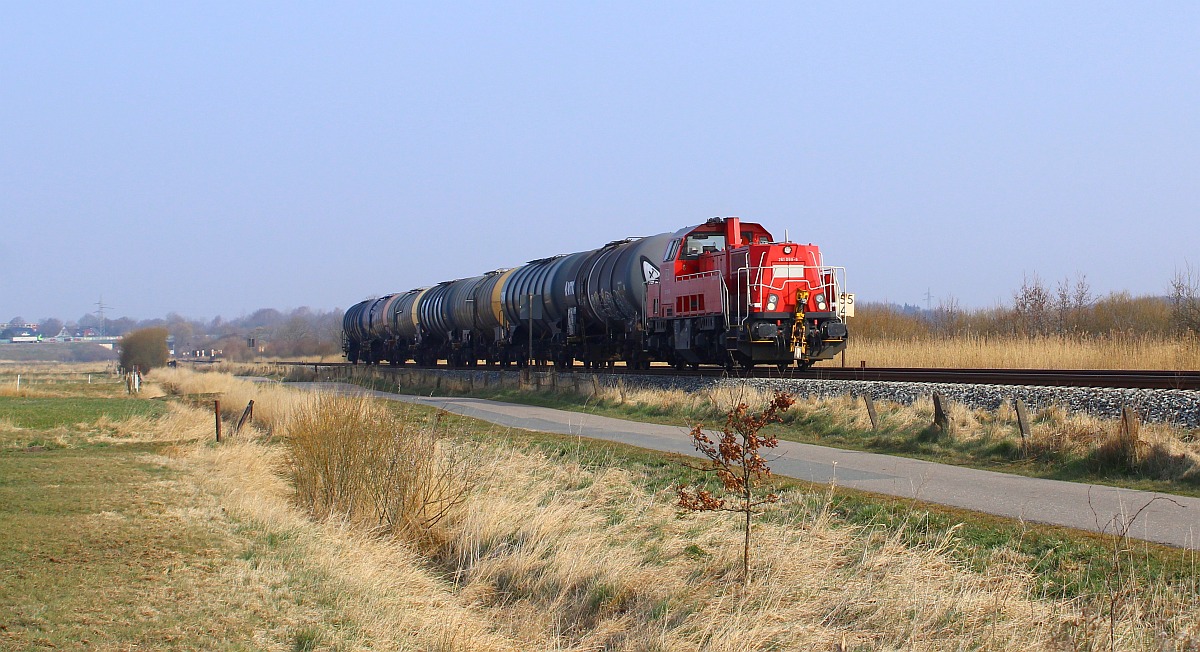 DB 261 099-6 mit nem kurzen Öler südwärts unterwegs aufgenommen bei Südermarsch. 24.03.2022