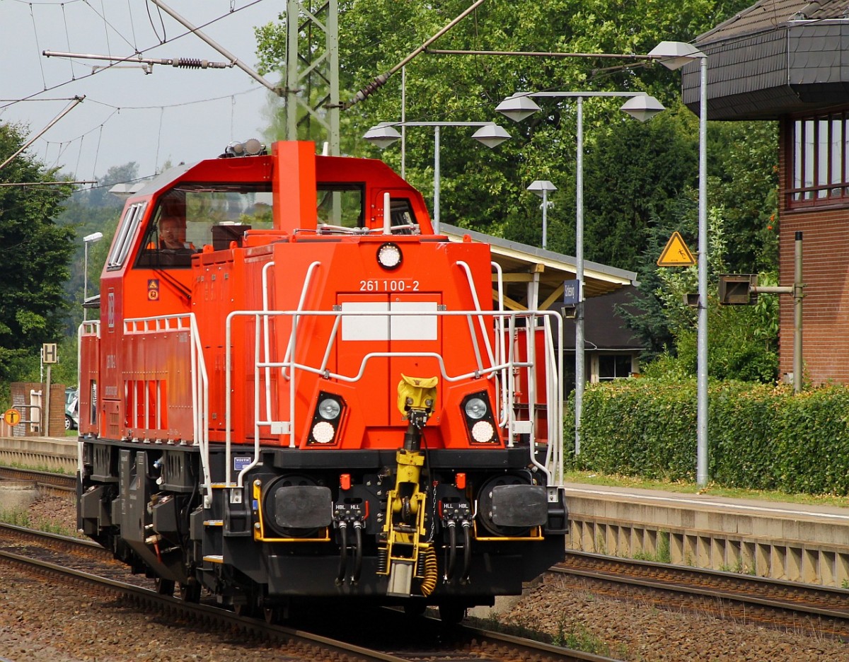 DB 261 100-2 ist momentan Dauergast im Norden, hier dieselt sie als EK 53441 durch Schleswig. 16.08.2013