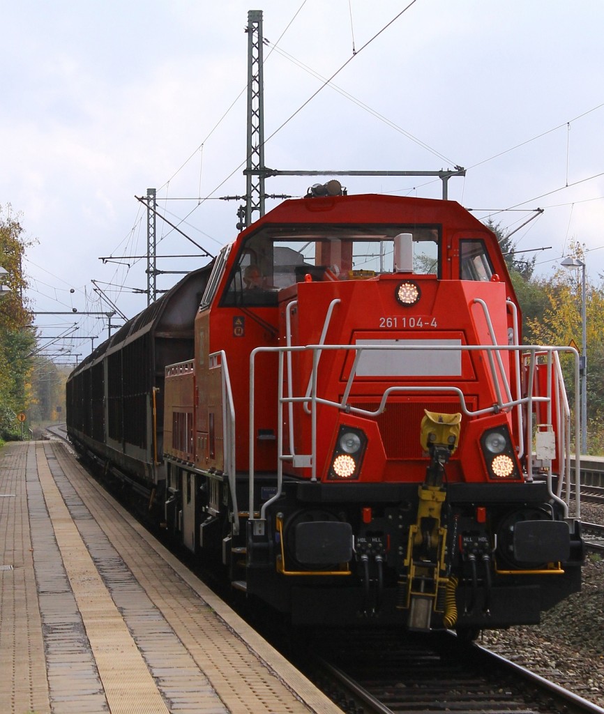 DB 261 104-4 rauscht hier mit dem EK 53441 aus Neumünster kommend durch Schleswig. 21.10.2013