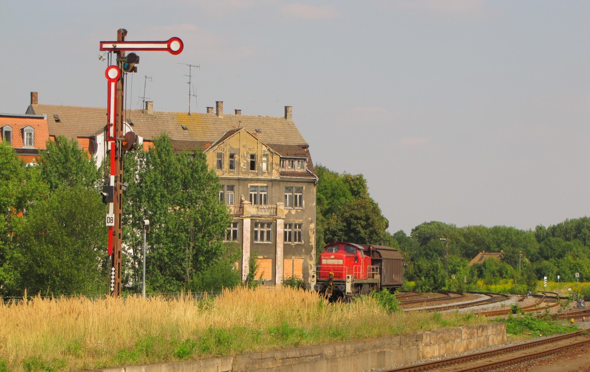 DB 264 663-0 mit einer �bergabe (ein Schiebewandwagen) am 22.08.2013 in Zeitz.  