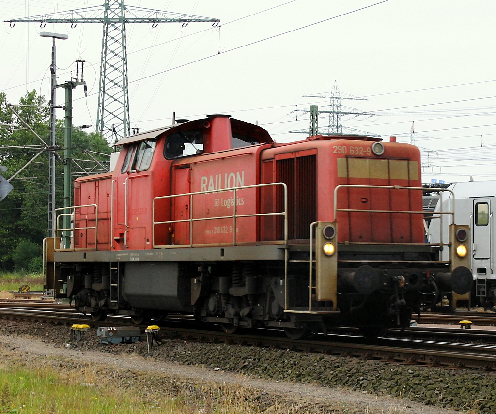 DB 290 632-9 dieselt hier durch HH-Waltershof. 14.07.2013