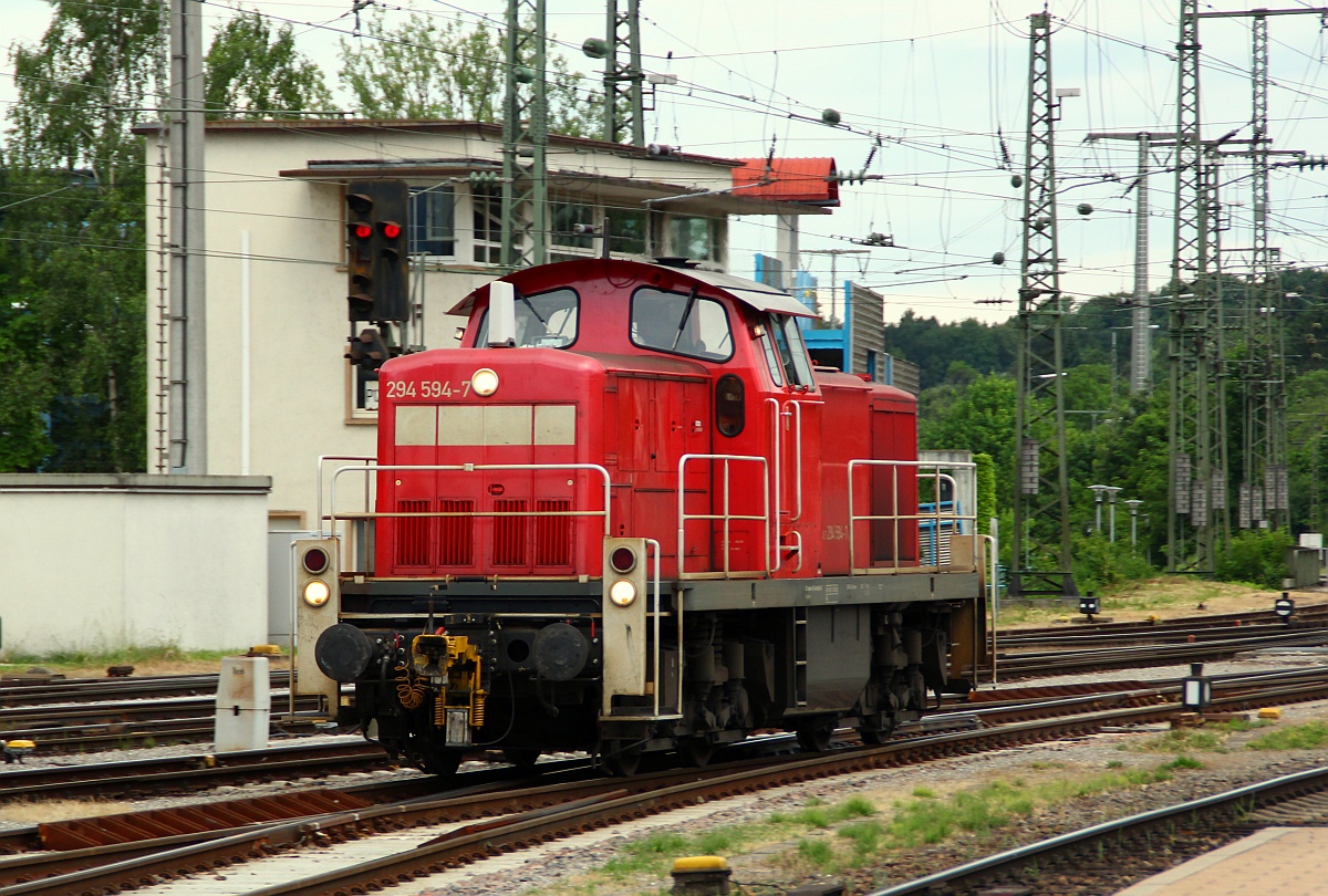 DB 294 594-7 aufgenommen während einer Rangierfahrt im Bahnhof Singen(Htw)(üaVinG). Singen 01.06.2012
