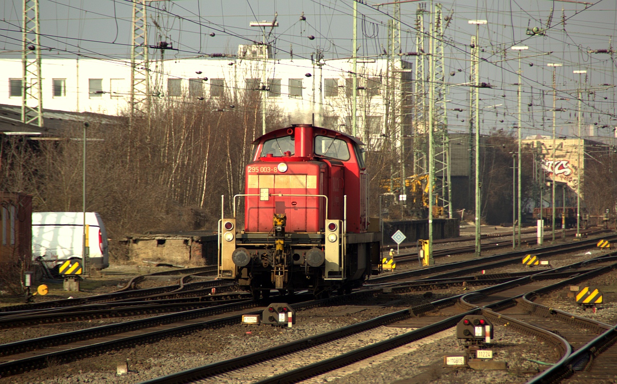 DB 295 003-8 wurde 1974 als 291 003-2(MaK 1000685) an die DB ausgeliefert, 1999 wurde sie mit einer Funkfernsteuerung ausgestattet und in 295 003-8 umgezeichnet. Hier dieselt sie solo durch den Bremer Hauptbahnhof. 03.03.2012(üaVinG)