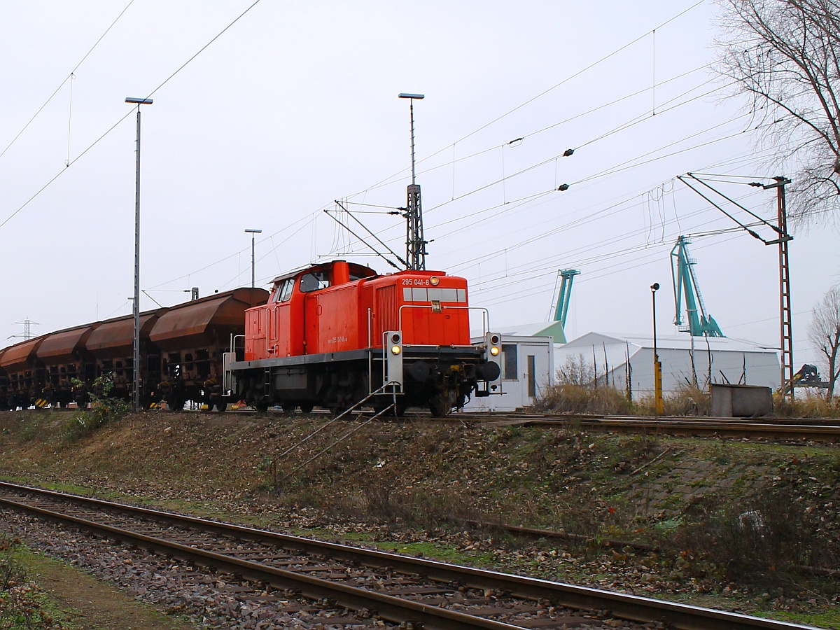 DB 295 041-8(immer noch sauber)rangiert hier einen ewig langen Güterzug von der einen Abstellgruppe HH Hohe Schaar über einen Ablaufberg in die andere Abstellgruppe HH Hohe Schaar. 29.11.2014