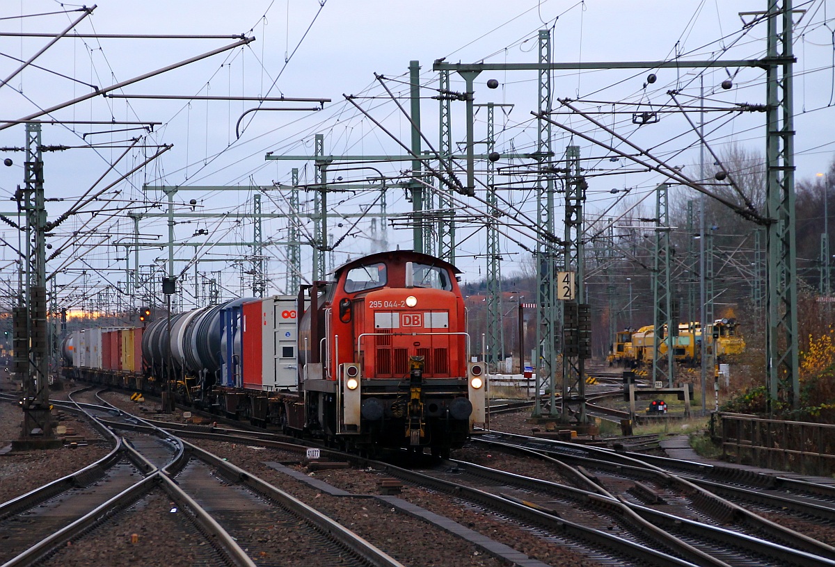 DB 295 044-2 dieselt hier mit einm Güterzug durch Hamburg-Harburg. 30.11.2013 