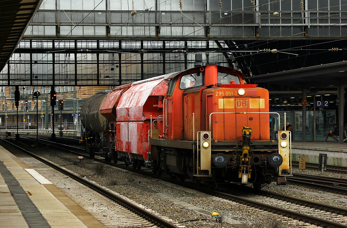 DB 3295 095-7 mit Modellbahnzug aufgenommen im Bremer Hauptbahnhof. 29.01.2016