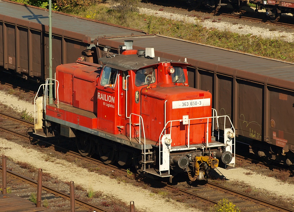 DB 363 650-3 rangierte mit typischem V 60 brummen fröhlich am 30.09.2011 in Maschen umher.
