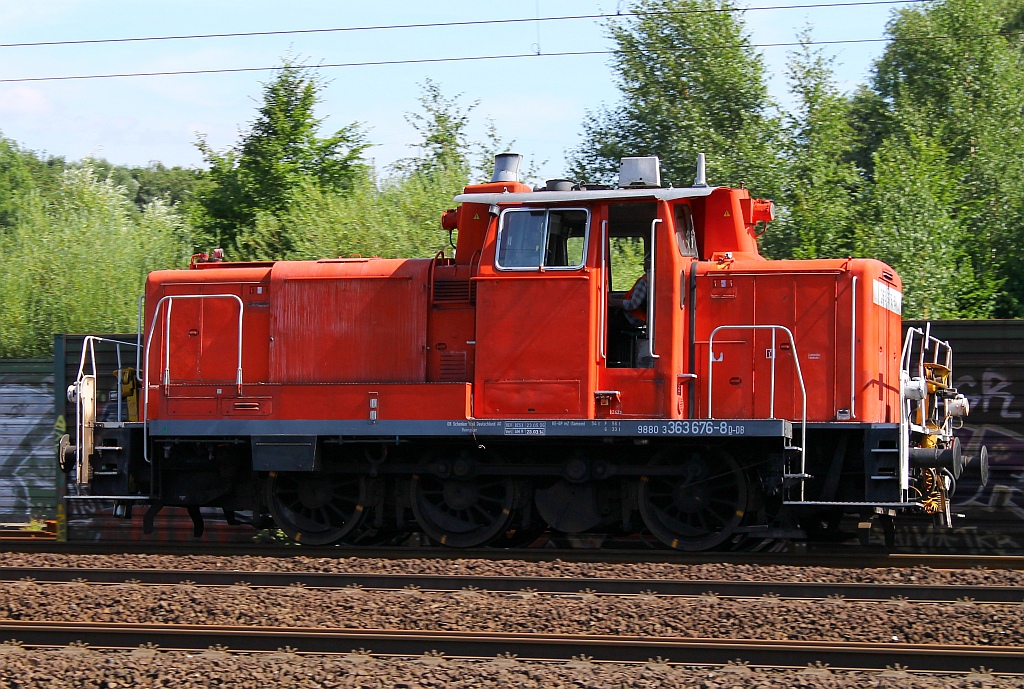 DB 363 676-8 dieselt hier gemächlich durch HH-Harburg und kam später mit einer V90 wieder zurück. 06.08.2013