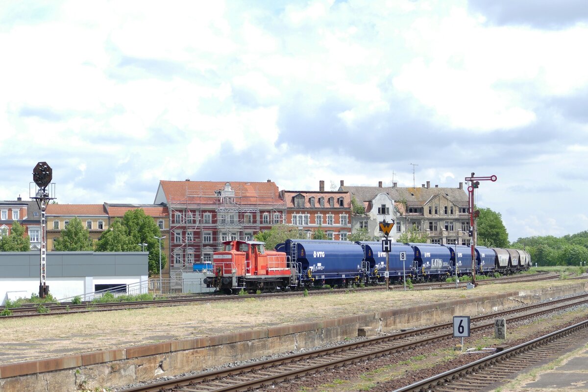 DB 383 238 rangiert am 19.05.2024 in Zeitz. (Foto: Wolfgang Krolop)