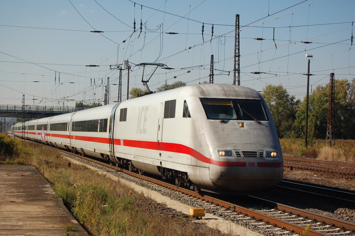 DB 401 001-3  Gie�en  als umgeleiteter ICE 874 von Karlsruhe nach Berlin Hbf (tief), am 02.10.2013 in Naumburg Hbf. (Foto: dampflok015)