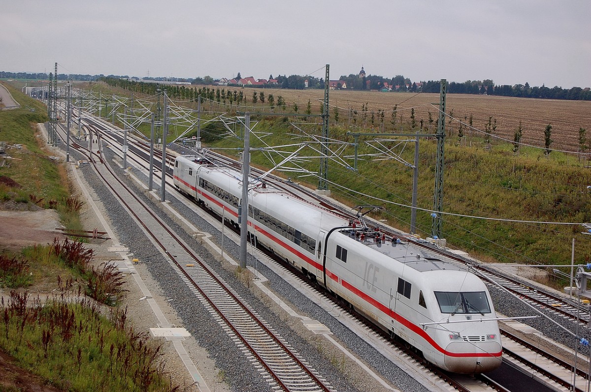 DB 410 102-8 + 410 101-0 als erste Messfahrt auf der Neubaustrecke von Leipzig nach Erfurt Hbf, am 01.09.2014 im Überholbahnhof Jüdendorf. (Foto: dampflok015)