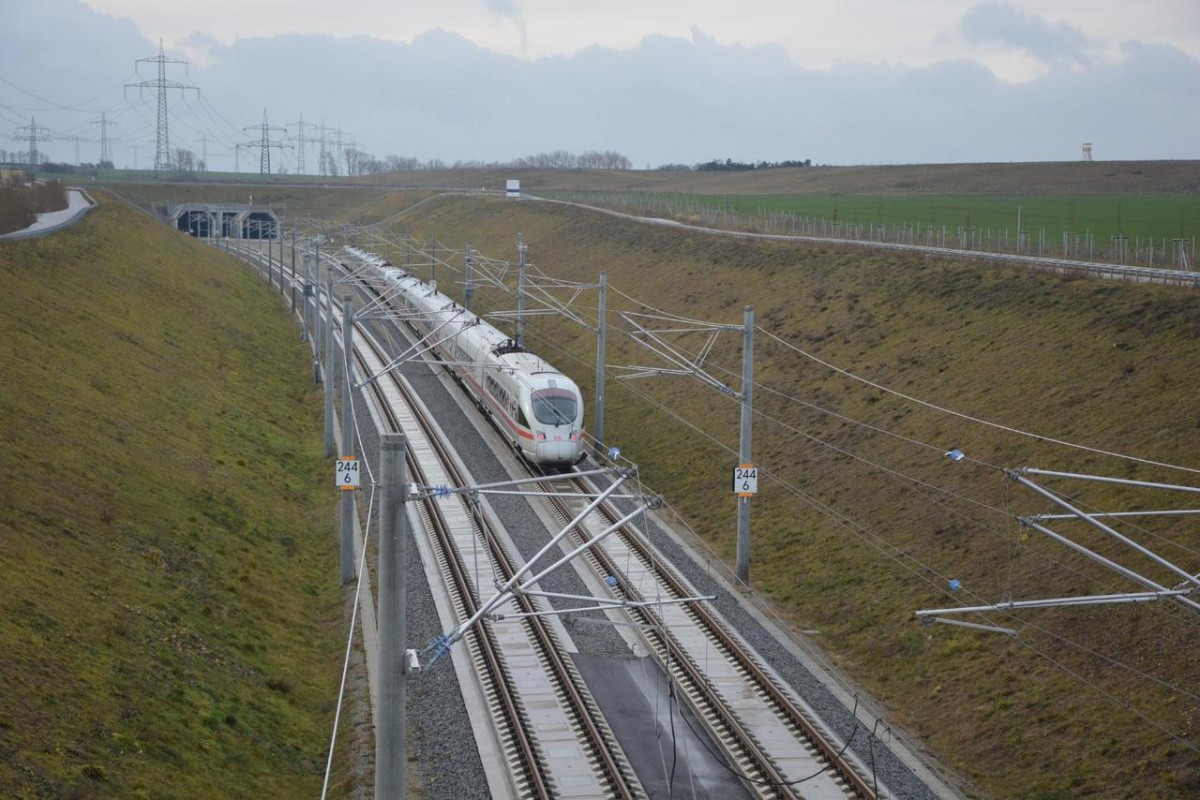 DB 411 029  Kiel  + 411 073  Halle (Saale)  als  VDE 8.2 Er�ffnungszug  ICE 9501 von Halle (S) Hbf nach Erfurt Hbf, am 09.12.2015 vor dem Bibratunnel. (Foto: Dampflok015)