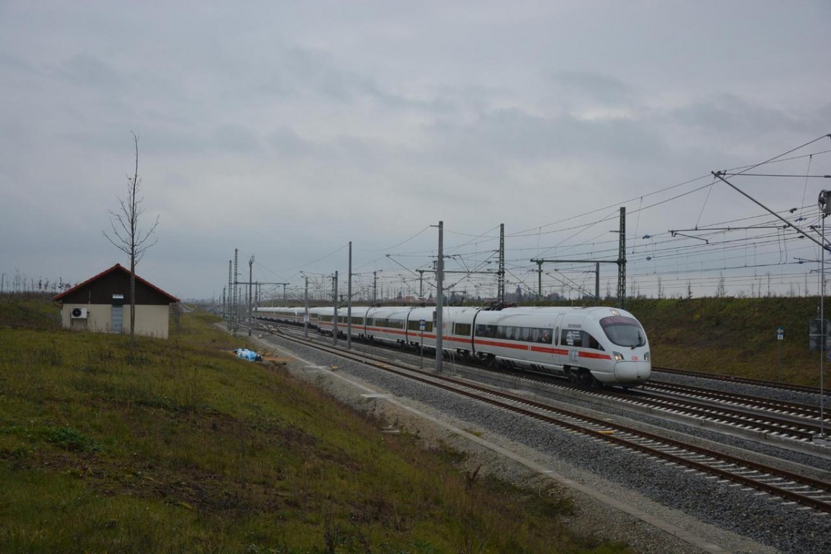 DB 415 004  Erfurt  als ICE 9504 und 411 073  Halle (Saale)  + 411 029  Leipzig  als ICE 9502 von Erfurt Hbf - Leipzig Hbf, als Paralellfahrt am 09.12.2015 bei Kalzendorf. (Foto: Dampflok015)
