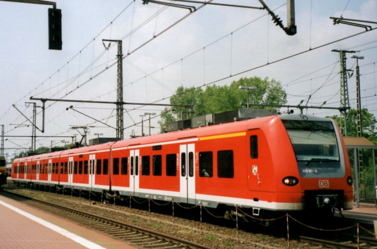 DB 425 071 steht in Bad Bentheim am 28 Mai 2005.