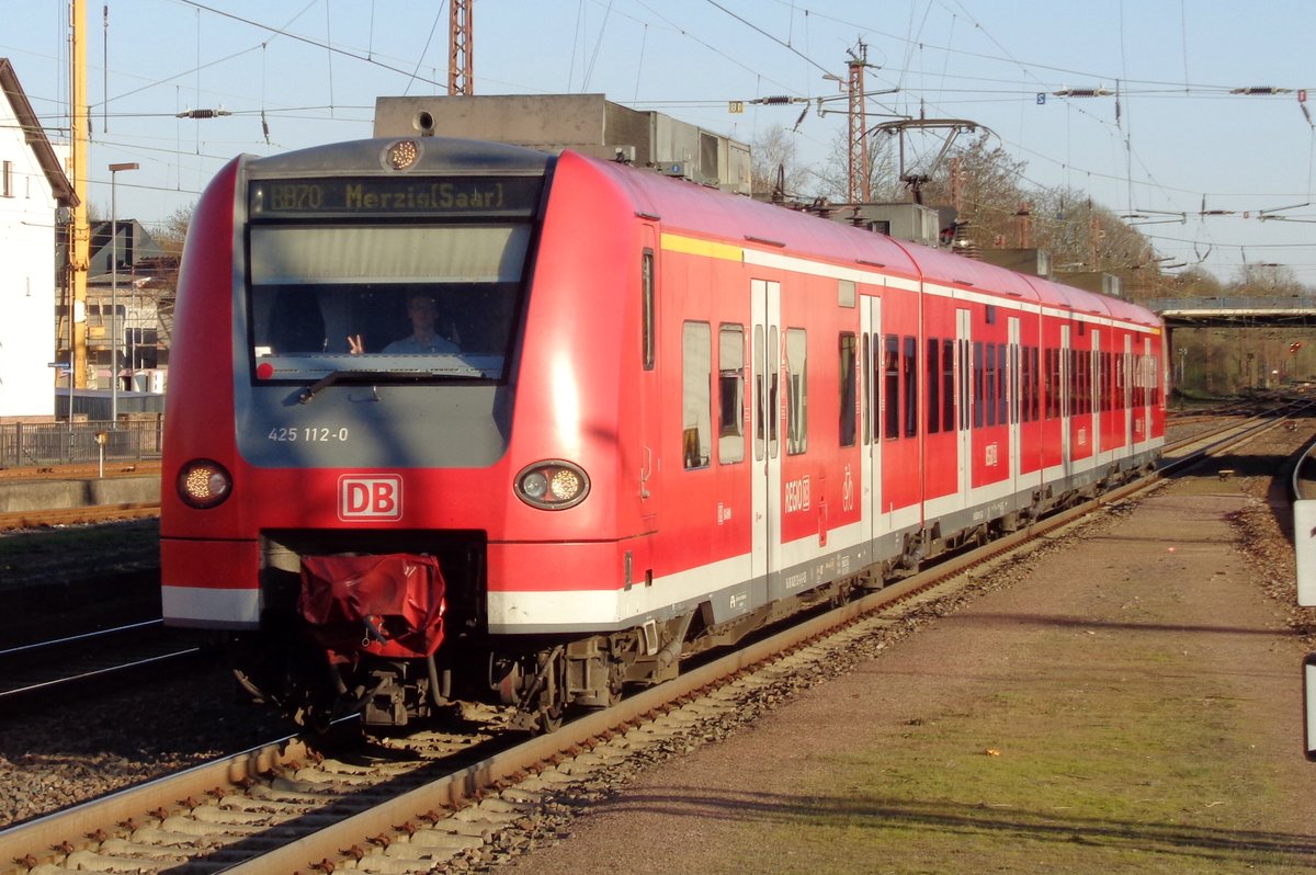 DB 425 112 treft am 27 Mrz 2017 in Dillingen ein.