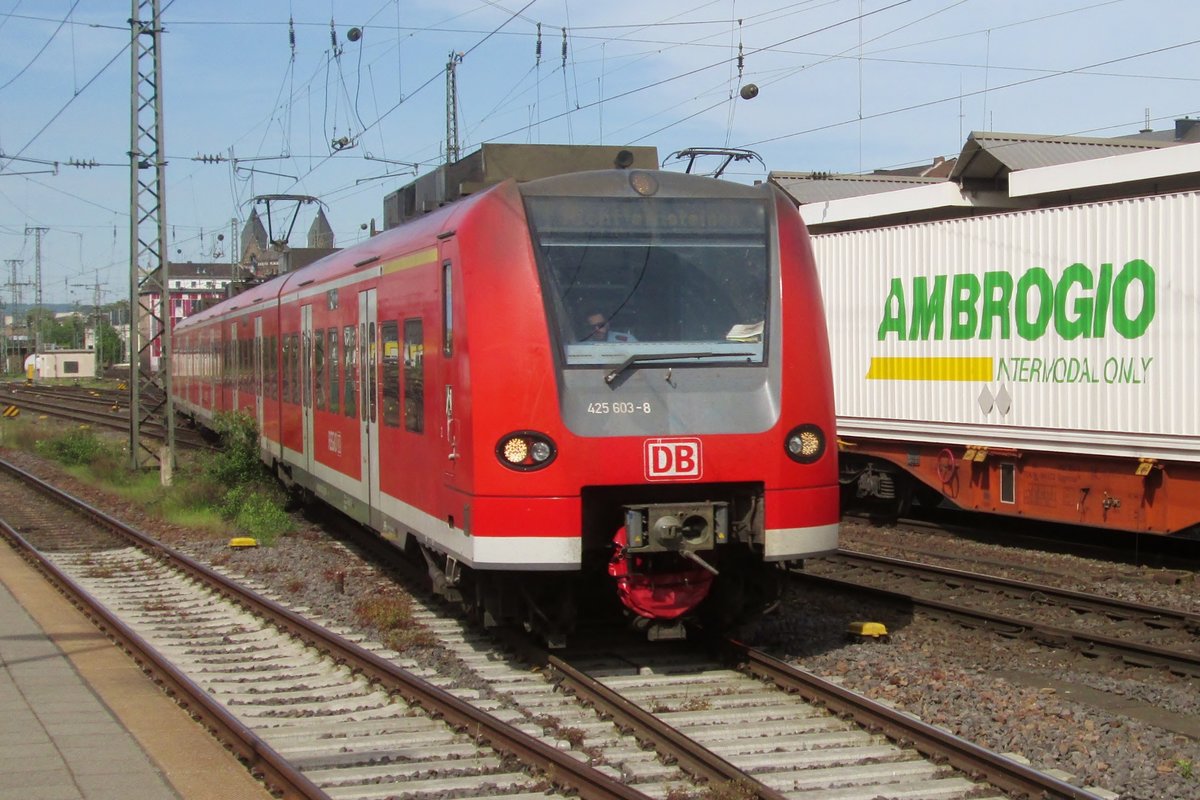 DB 425 603 treft in Koblenz ein am 28 April 2018. 