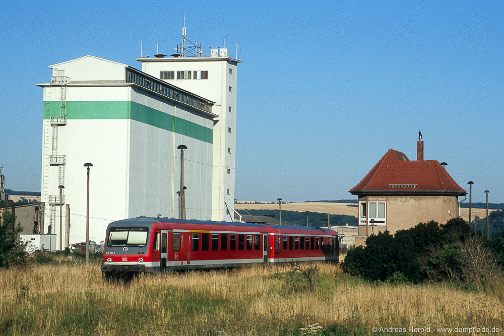 DB 628 302-5 als RB nach Naumburg (S) Hbf, am 19.07.2006 im Bahnhof Vitzenburg. (Foto: Andreas Herold, www.dampf-ade.de)