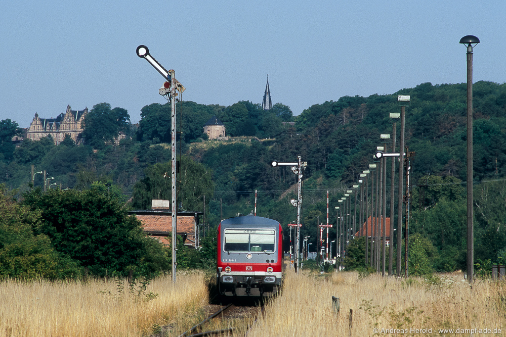 DB 628 599-2 als RB von Nebra nach Zeitz, am 19.07.2006 bei der Ausfahrt in Vitzenburg. (Foto: Andreas Herold)