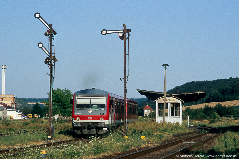 DB 628 600-8 als RB 26988 von Naumburg Hbf nach Nebra, am 18.07.2006 bei der Ausfahrt in Laucha. (Foto: Andreas Herold)