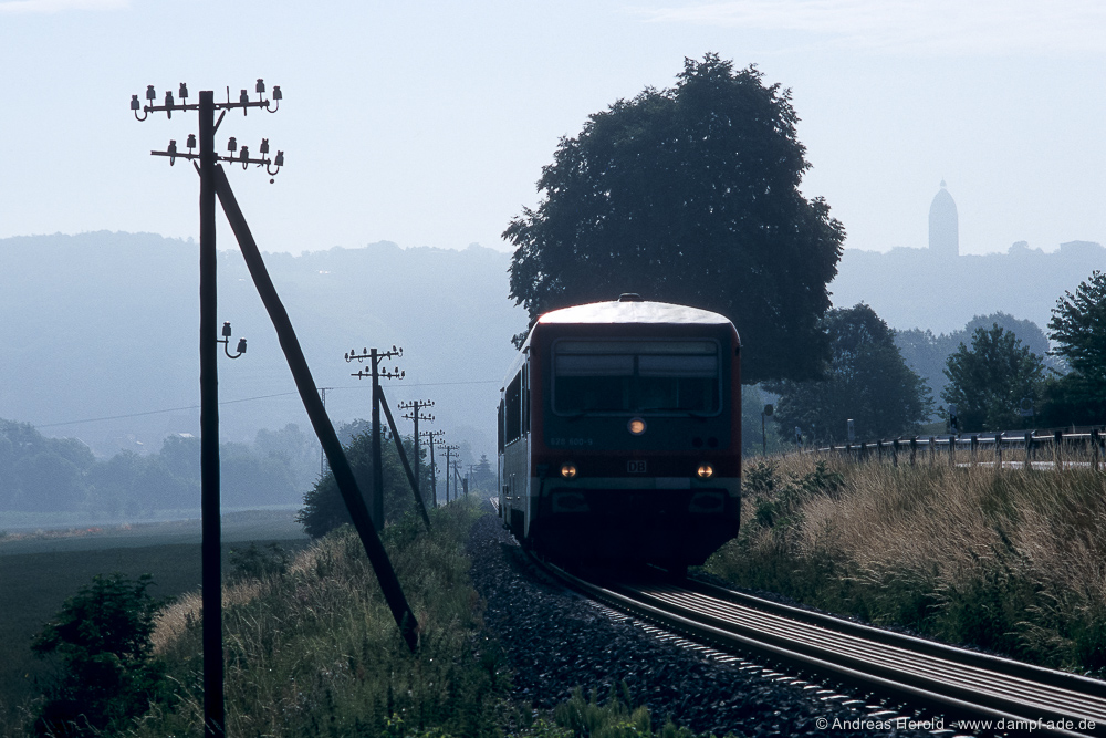 DB 628 600 als RB 26824 nach Artern, am 01.07.2006 bei Balgst�dt. (Foto: Andreas Herold)